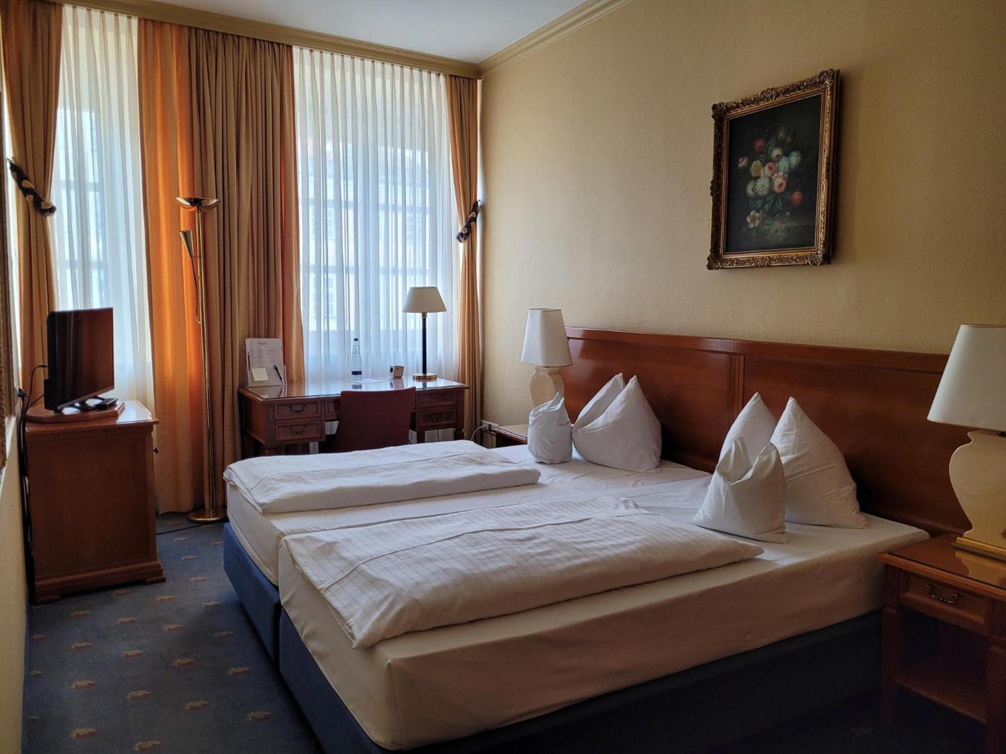 Hotel Goldene Sonne Landshut Buitenkant foto