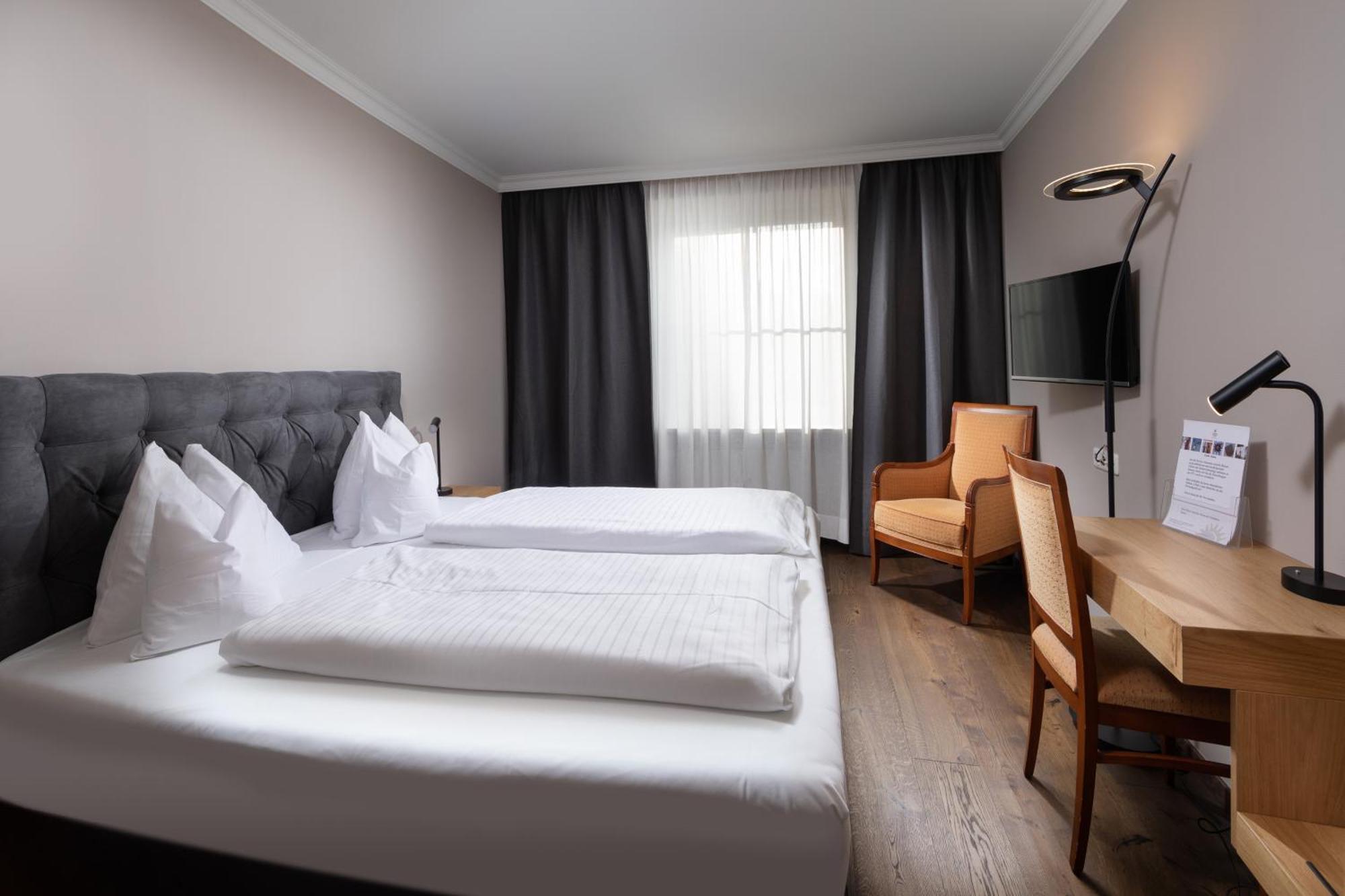 Hotel Goldene Sonne Landshut Buitenkant foto