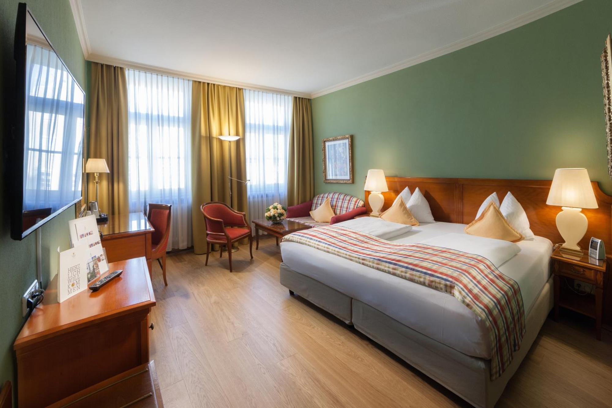 Hotel Goldene Sonne Landshut Buitenkant foto