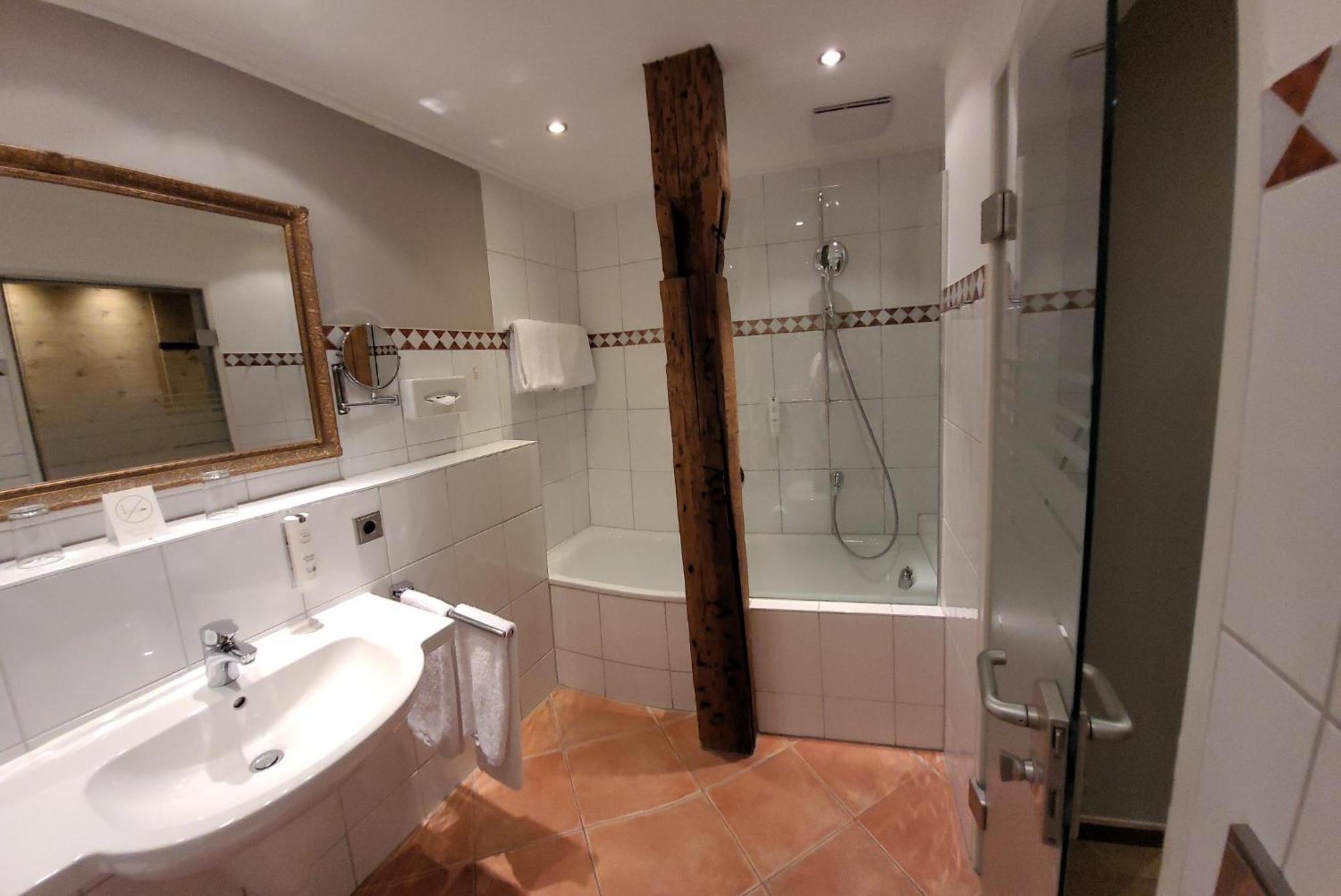Hotel Goldene Sonne Landshut Buitenkant foto