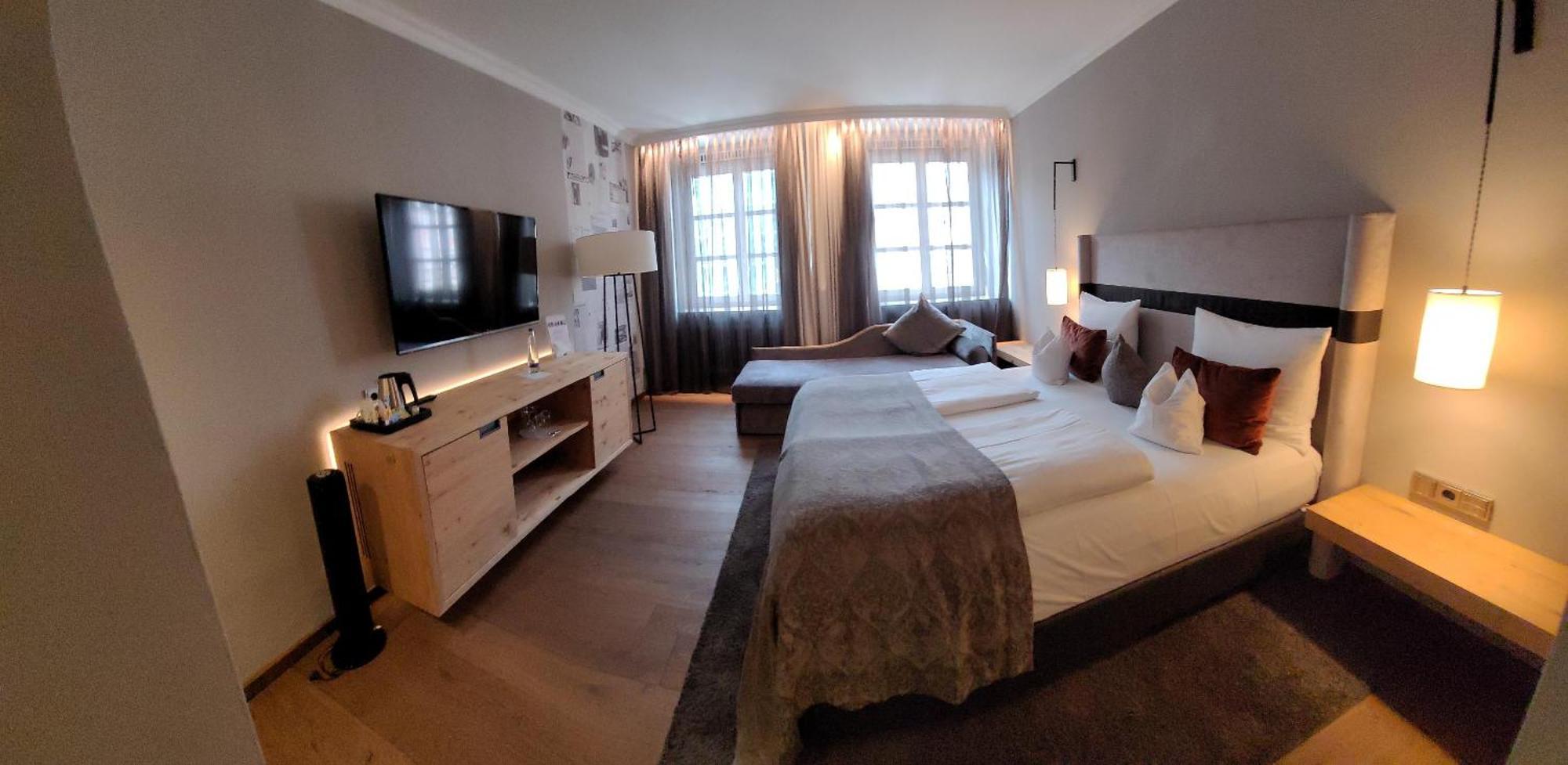Hotel Goldene Sonne Landshut Buitenkant foto
