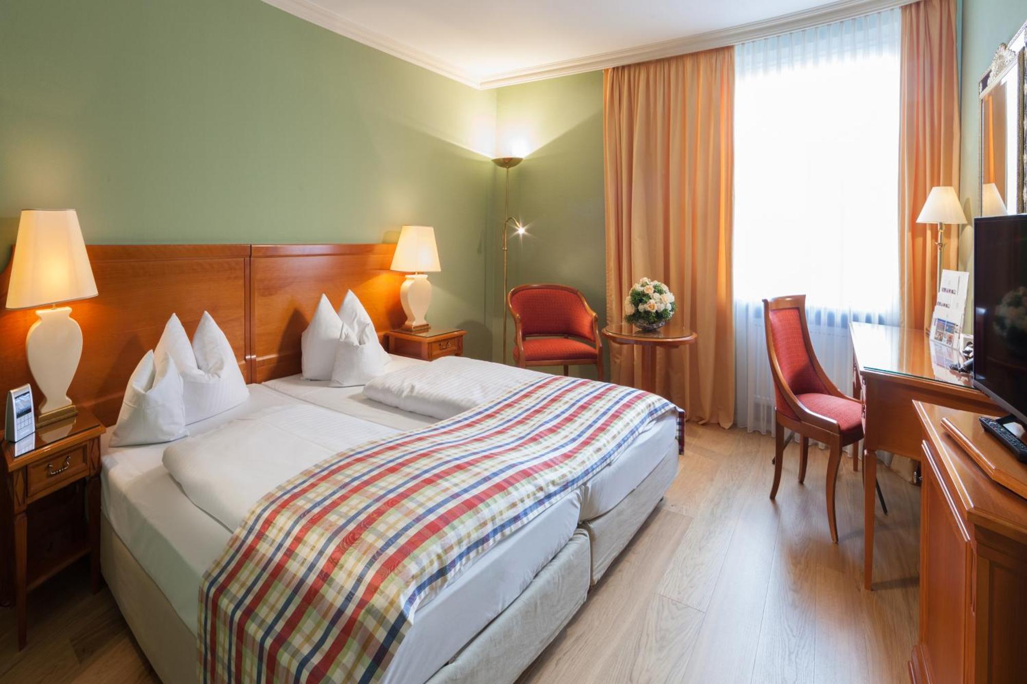 Hotel Goldene Sonne Landshut Buitenkant foto