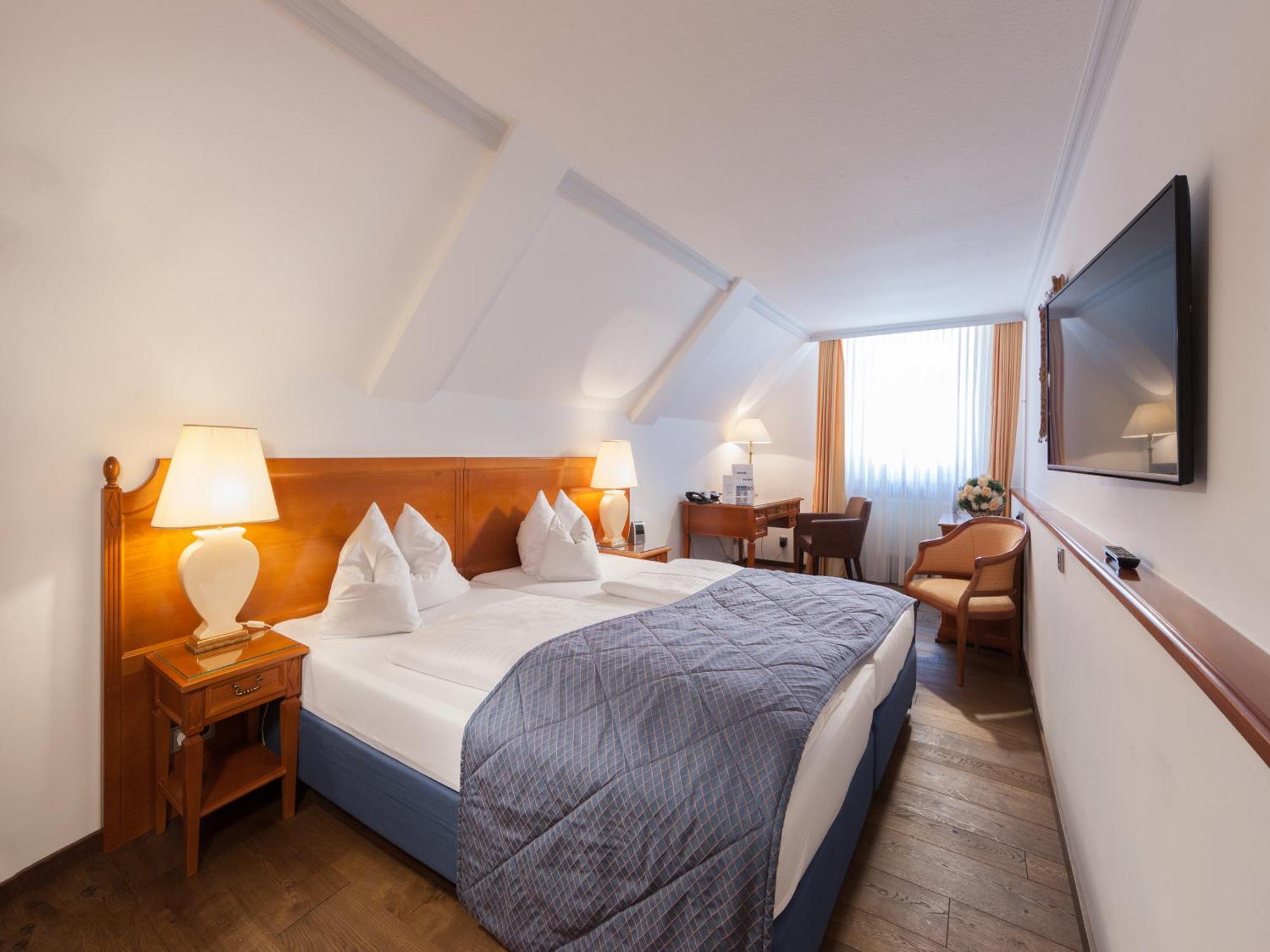 Hotel Goldene Sonne Landshut Buitenkant foto