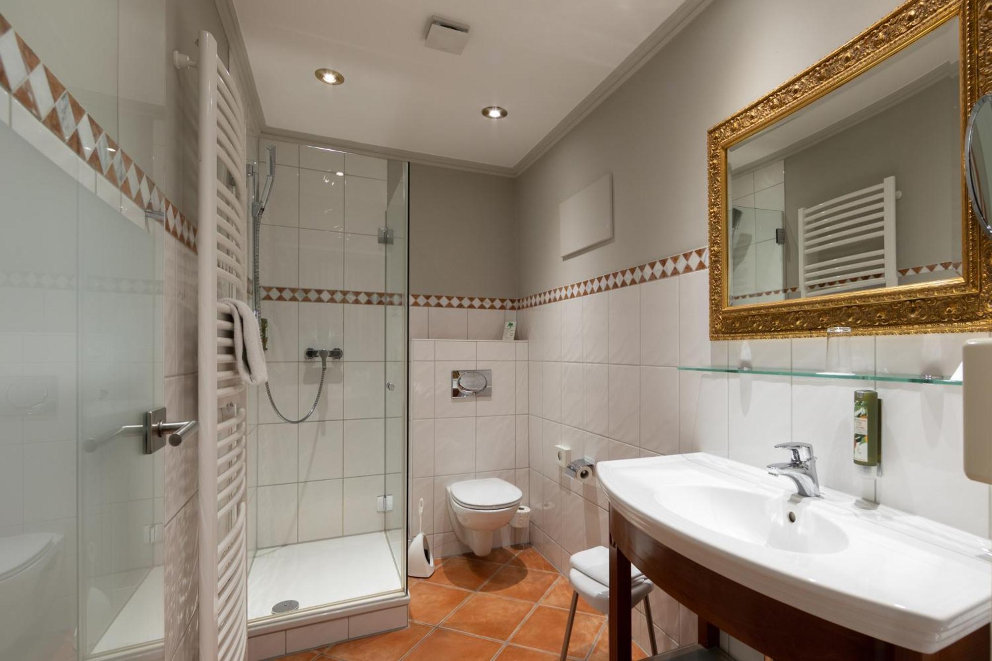 Hotel Goldene Sonne Landshut Buitenkant foto