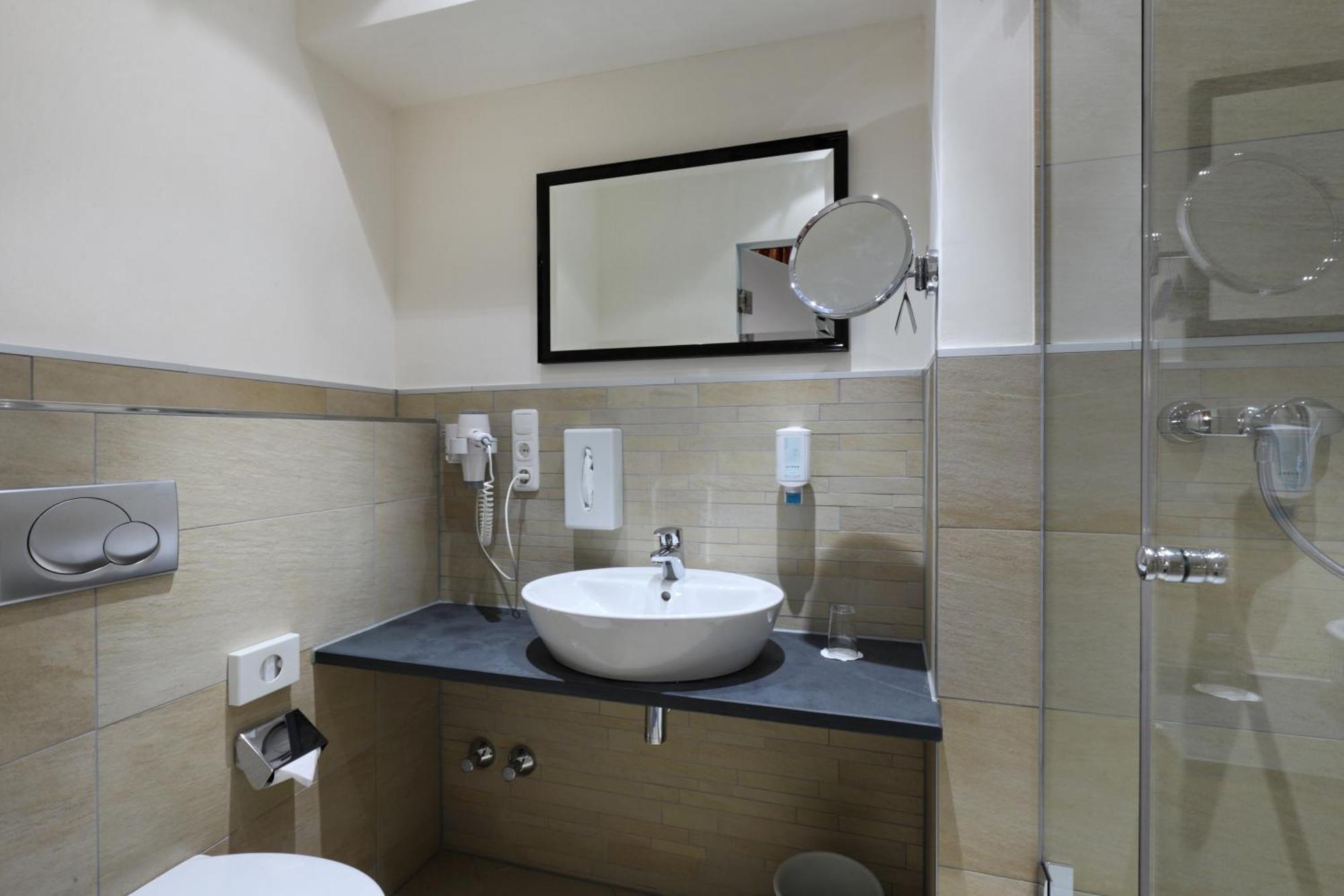 Hotel Goldene Sonne Landshut Buitenkant foto