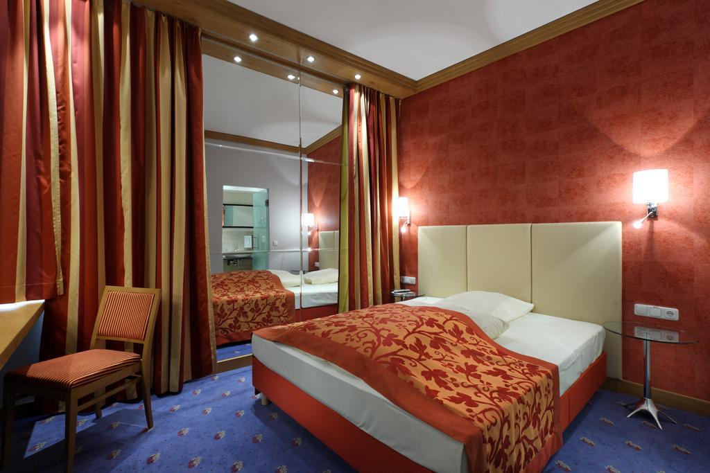 Hotel Goldene Sonne Landshut Buitenkant foto